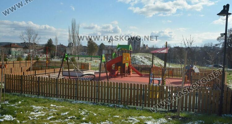 Читателка: Почиствайте след кучетата си в парка над ДНА, той е и за деца