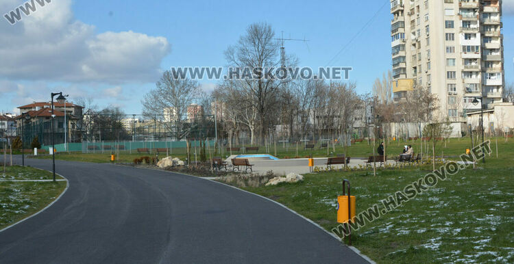 Читателка: Почиствайте след кучетата си в парка над ДНА, той е и за деца