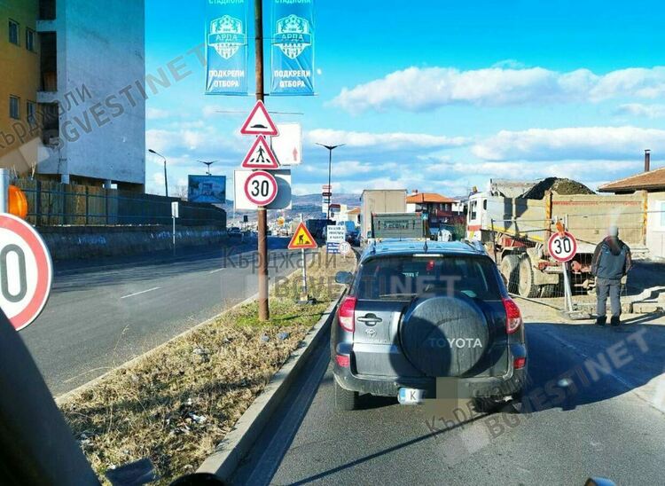 Четири автомобила се нанизаха посред бял ден в Кърджали във верижна катастрофа