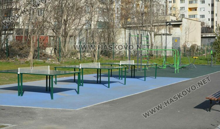 Читателка: Почиствайте след кучетата си в парка над ДНА, той е и за деца