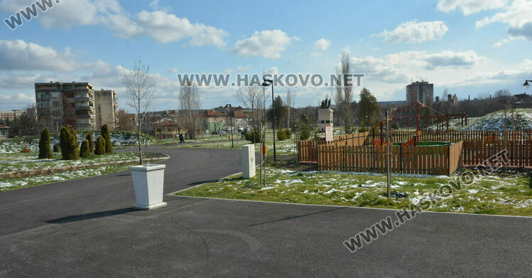 Читателка: Почиствайте след кучетата си в парка над ДНА, той е и за деца