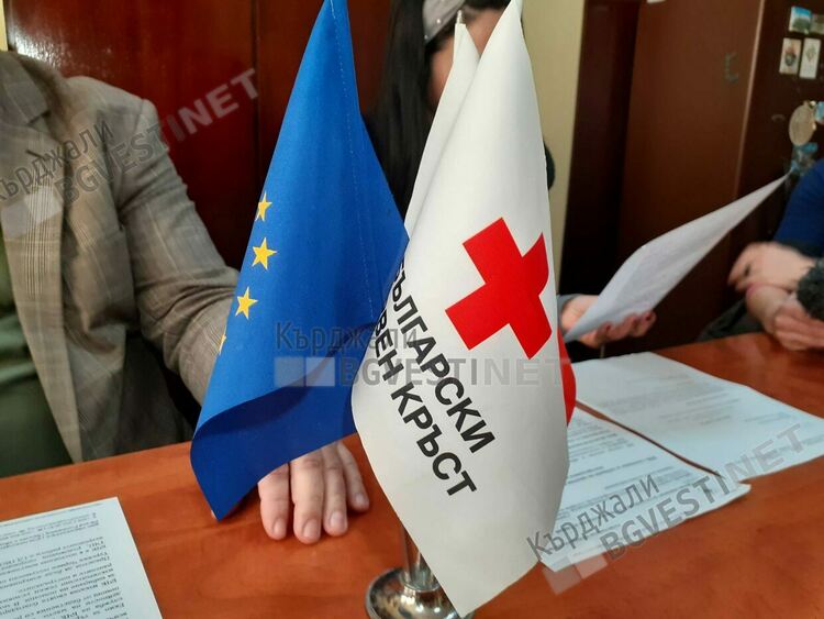 Телефоните на БЧК в Кърджали прегряха, събират пари за пострадалите от земетресенията в Турция