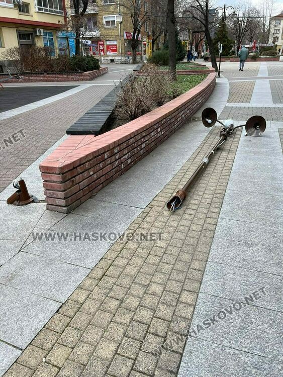 Момче счупи улична лампа в центъра на Хасково