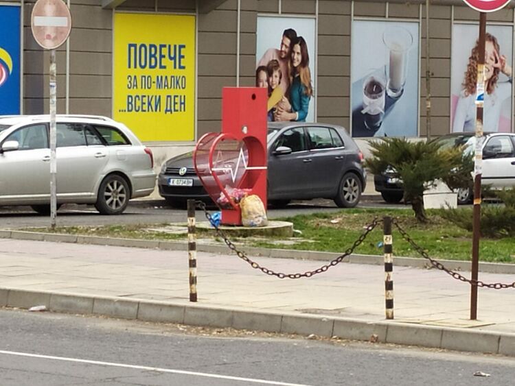 Половин тон пластмасови капачки са натрупани в Кърджали, чакат да бъдат прибрани в столицата