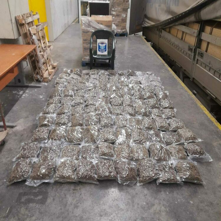 Оставиха в ареста шофьора на тира, задържан с над 50 кг марихуана