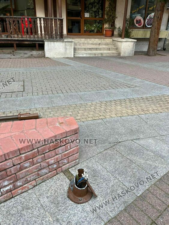 Момче счупи улична лампа в центъра на Хасково