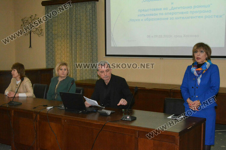 Учителите, директорите и родителите от Хасковска област се запознават с платформата „Дигитална раница“