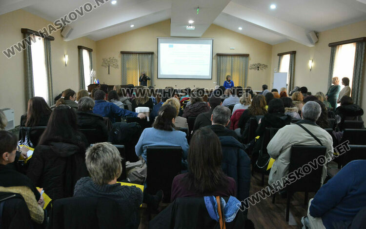 Учителите, директорите и родителите от Хасковска област се запознават с платформата „Дигитална раница“