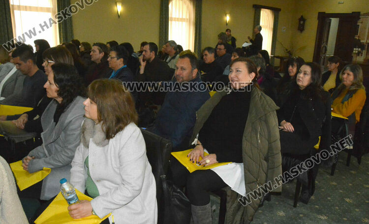 Учителите, директорите и родителите от Хасковска област се запознават с платформата „Дигитална раница“