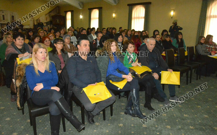 Учителите, директорите и родителите от Хасковска област се запознават с платформата „Дигитална раница“
