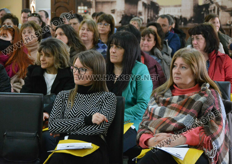 Учителите, директорите и родителите от Хасковска област се запознават с платформата „Дигитална раница“