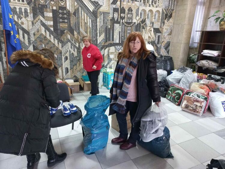 Асеновградчани събраха множество вещи от първа необходимост за Турция и Сирия само за ден (снимки)
