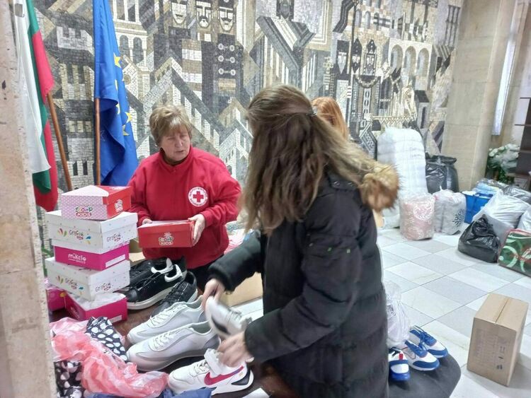 Асеновградчани събраха множество вещи от първа необходимост за Турция и Сирия само за ден (снимки)