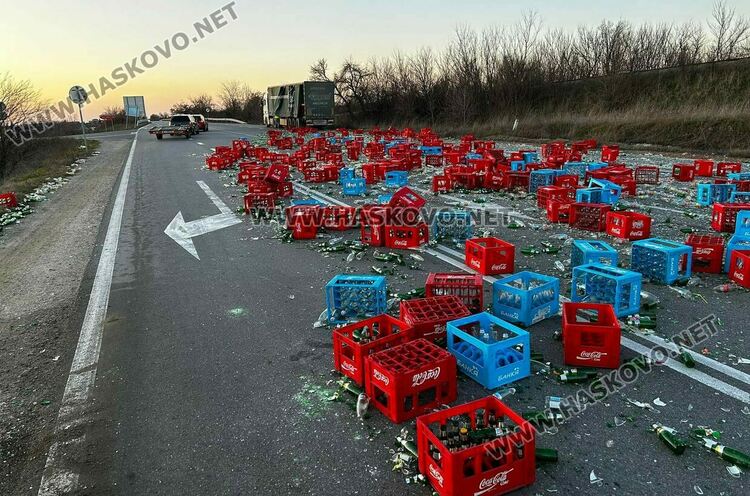 Тир разсипа бутилки от безалкохолни край Хасково