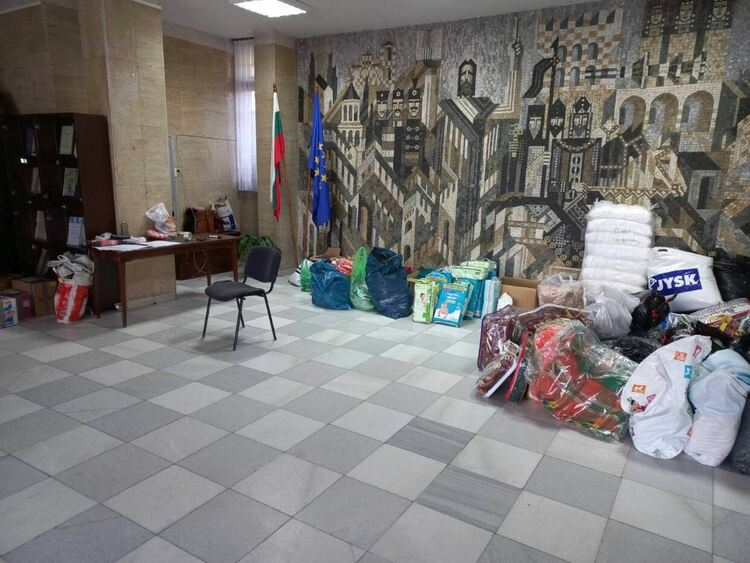 Асеновградчани събраха множество вещи от първа необходимост за Турция и Сирия само за ден (снимки)