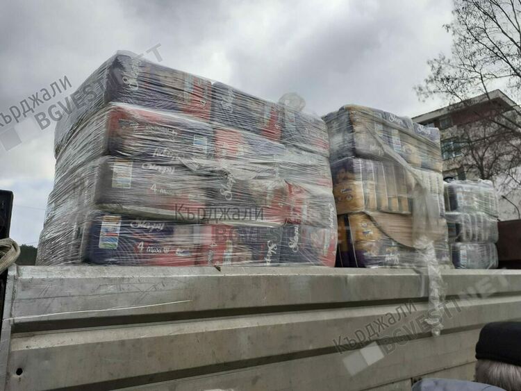 Доброволци събраха над 1000 кашона с помощи за Турция