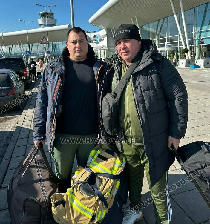 Божин Божинов /вдясно/ и Кирил Кочаджиев на Аерогарата в София пред полета си днес за истанбул