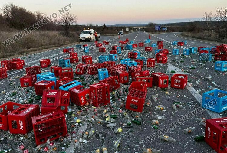 Тир разсипа бутилки от безалкохолни край Хасково