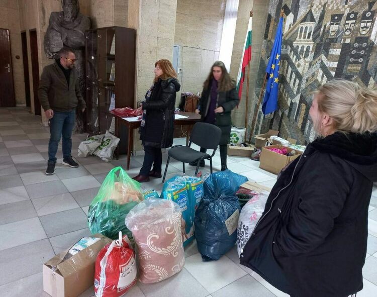 Асеновградчани събраха множество вещи от първа необходимост за Турция и Сирия само за ден (снимки)