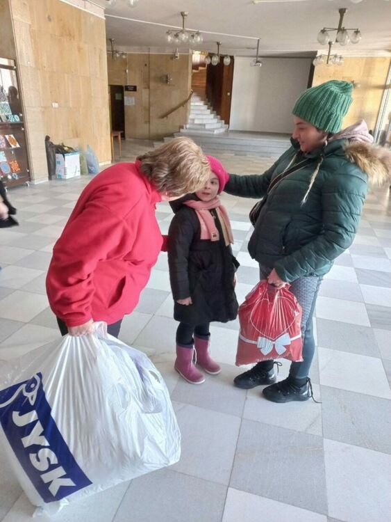 Асеновградчани събраха множество вещи от първа необходимост за Турция и Сирия само за ден (снимки)