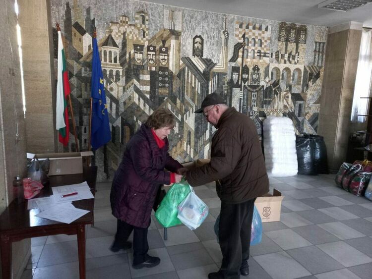 Асеновградчани събраха множество вещи от първа необходимост за Турция и Сирия само за ден (снимки)