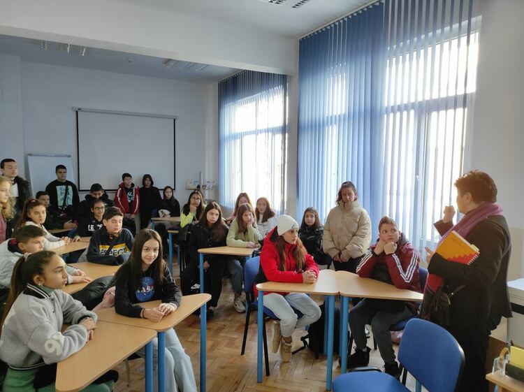 Две шестокласнички от Смолян с отличия за есе за Деня на доброволеца