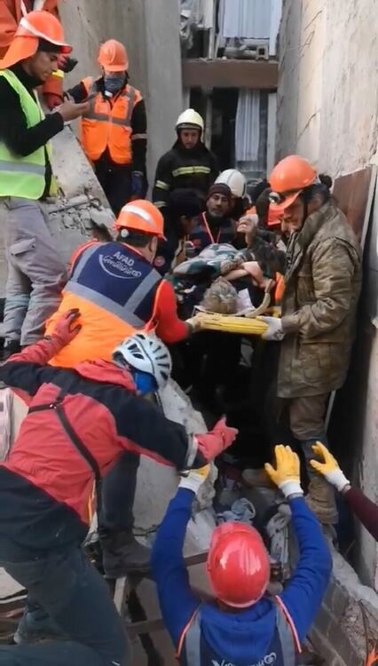 Български екипи извадиха трима от руините в Турция