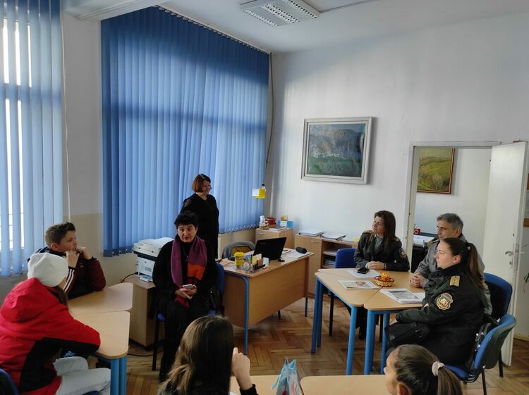 Две шестокласнички от Смолян с отличия за есе за Деня на доброволеца