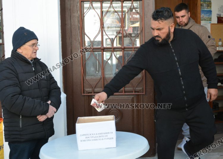 Мюсюлмани и християни дариха пред джамиите след петъчния намаз за пострадалите след земетресенията