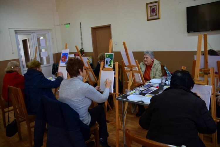 Арт работилница по рисуване се проведе в пенсионерския клуб в Асеновград 