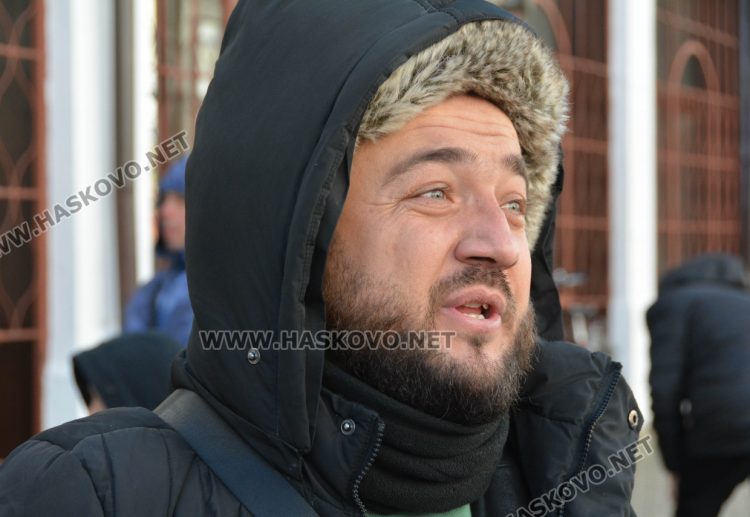 Мюсюлмани и християни дариха пред джамиите след петъчния намаз за пострадалите след земетресенията