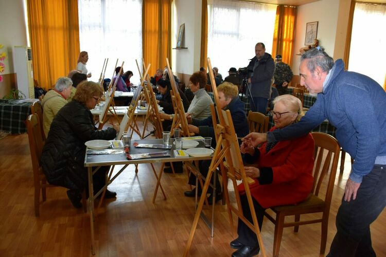 Арт работилница по рисуване се проведе в пенсионерския клуб в Асеновград 