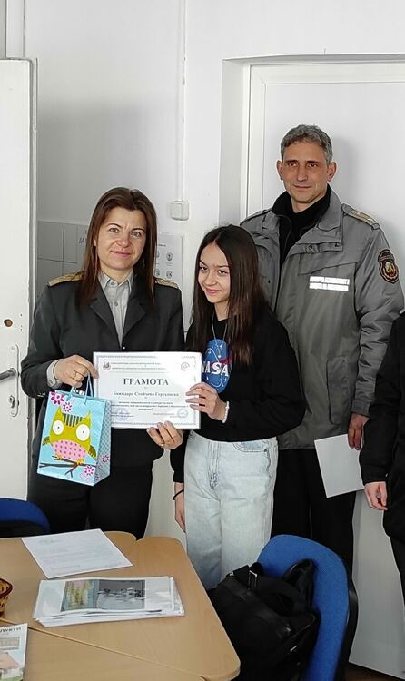 Две шестокласнички от Смолян с отличия за есе за Деня на доброволеца