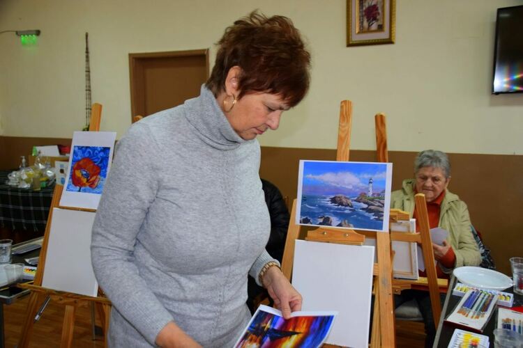 Арт работилница по рисуване се проведе в пенсионерския клуб в Асеновград 