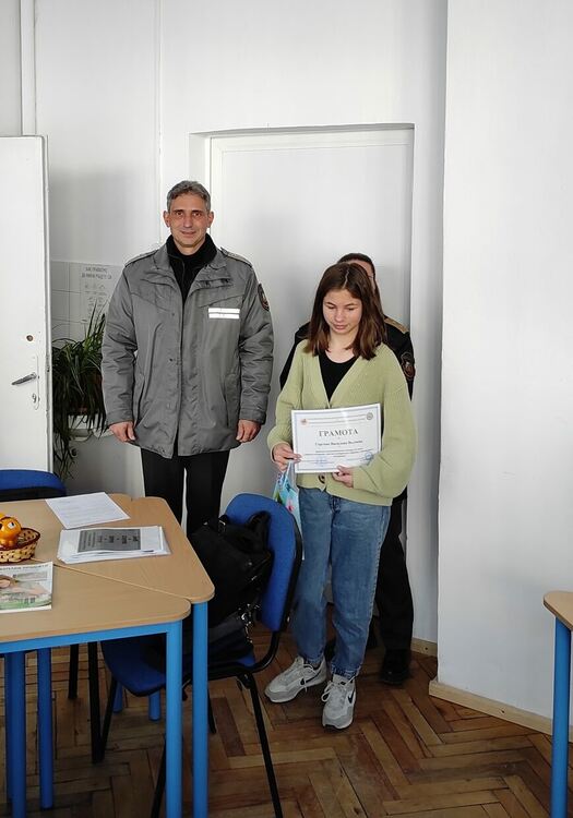 Две шестокласнички от Смолян с отличия за есе за Деня на доброволеца