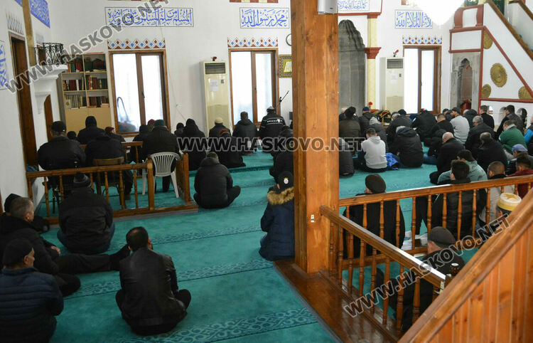 Мюсюлмани и християни дариха пред джамиите след петъчния намаз за пострадалите след земетресенията