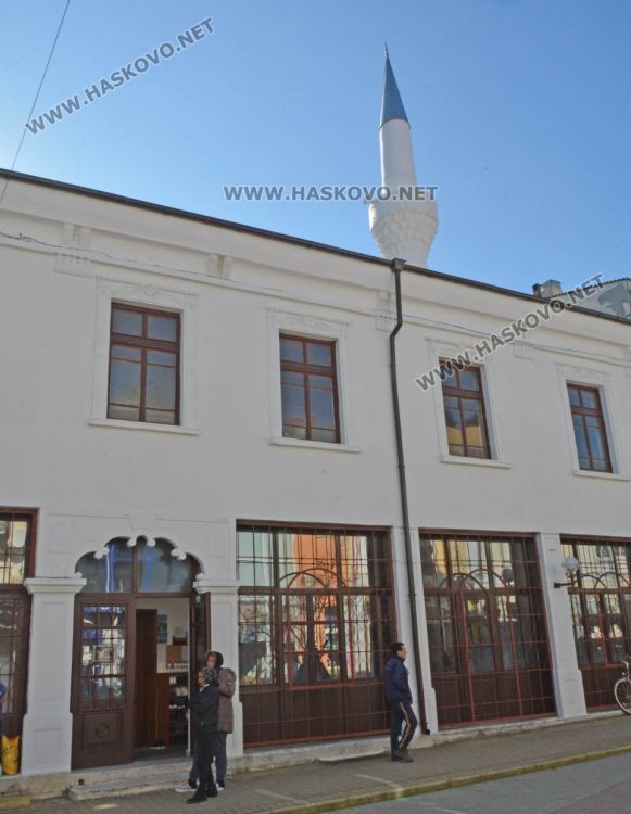 Мюсюлмани и християни дариха пред джамиите след петъчния намаз за пострадалите след земетресенията