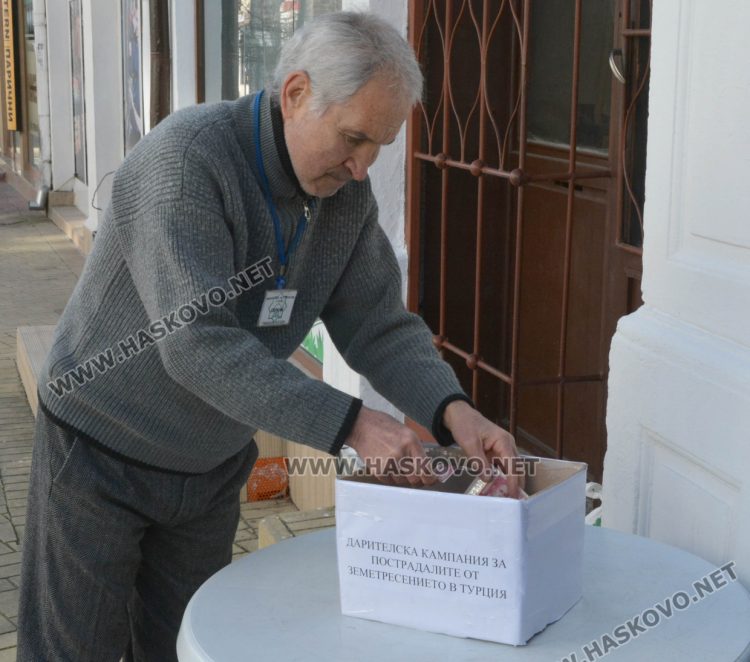 Мюсюлмани и християни дариха пред джамиите след петъчния намаз за пострадалите след земетресенията