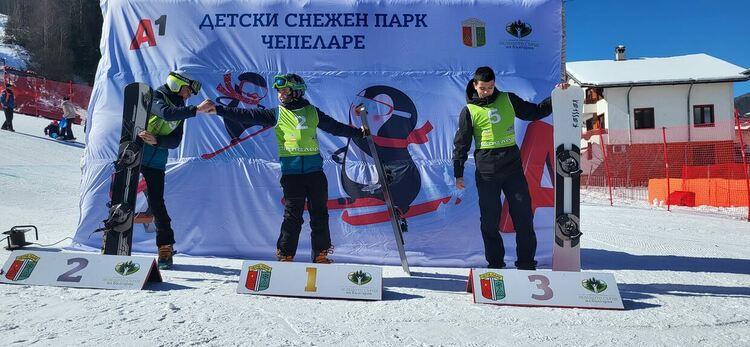 Истински зимен празник в Чепеларе, Радо Янков нахъсваше състезателите на старта