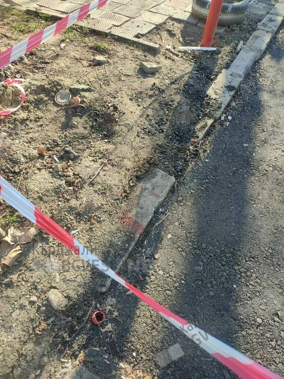 Асфалтират отводнителните шахти до Болницата, кърпят дупките от Водния цикъл