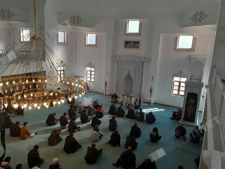   Миряни от храма „Св.Георги” връчиха събрани пари на Районното мюфтийство, предназначени за бедстващите в Турция