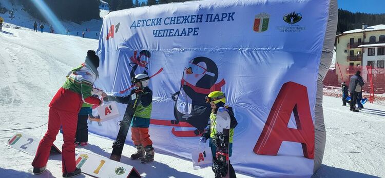 Истински зимен празник в Чепеларе, Радо Янков нахъсваше състезателите на старта