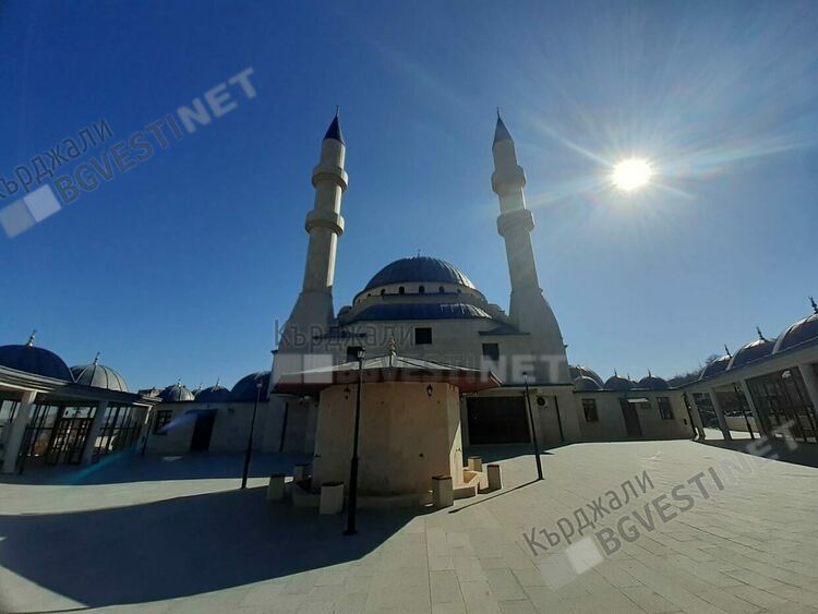   Миряни от храма „Св.Георги” връчиха събрани пари на Районното мюфтийство, предназначени за бедстващите в Турция