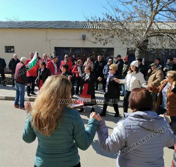 В с.Димитровче зарязаха лозята, оркестър "Канарите" дари за пострадалите в Турция
