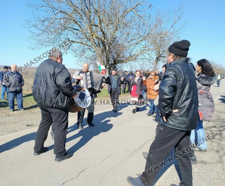 В с.Димитровче зарязаха лозята, оркестър "Канарите" дари за пострадалите в Турция