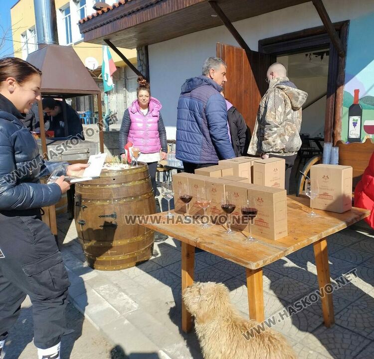 В с.Димитровче зарязаха лозята, оркестър "Канарите" дари за пострадалите в Турция