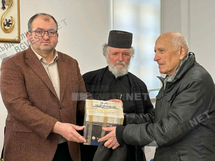   Миряни от храма „Св.Георги” връчиха събрани пари на Районното мюфтийство, предназначени за бедстващите в Турция
