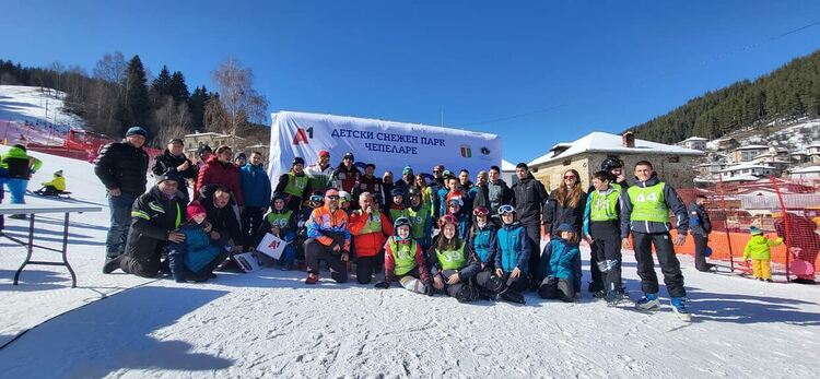 Истински зимен празник в Чепеларе, Радо Янков нахъсваше състезателите на старта