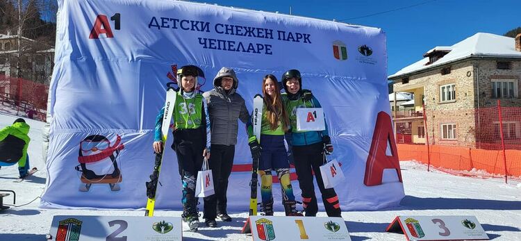Истински зимен празник в Чепеларе, Радо Янков нахъсваше състезателите на старта