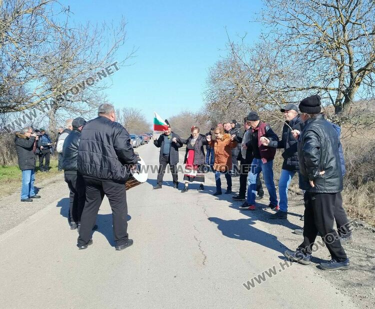 В с.Димитровче зарязаха лозята, оркестър "Канарите" дари за пострадалите в Турция